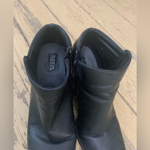 👚2/$15 MIA Black Ankle Boots, Vintage Cool, 3” Wedge Heel, Zipper, 8.5, EUC! - Picture 5 of 15